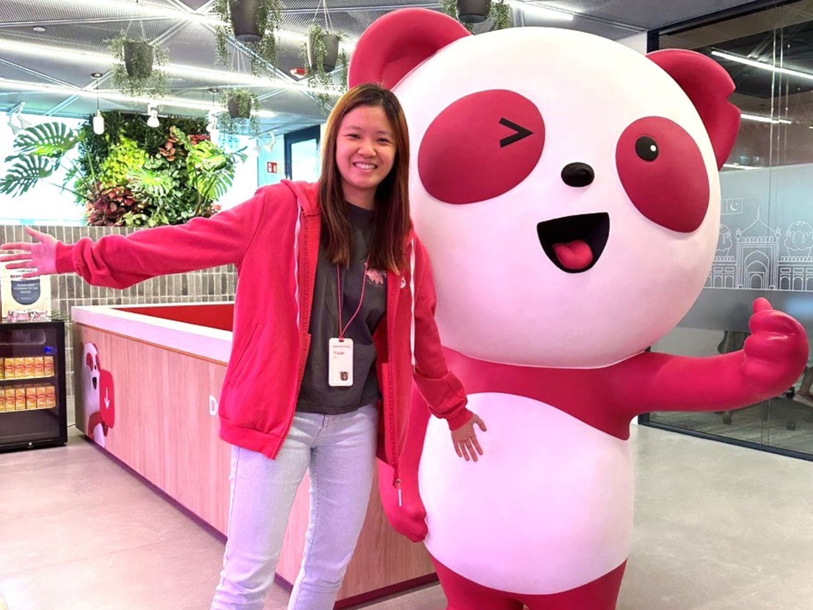 Yixian Low poses with foodpanda mascot