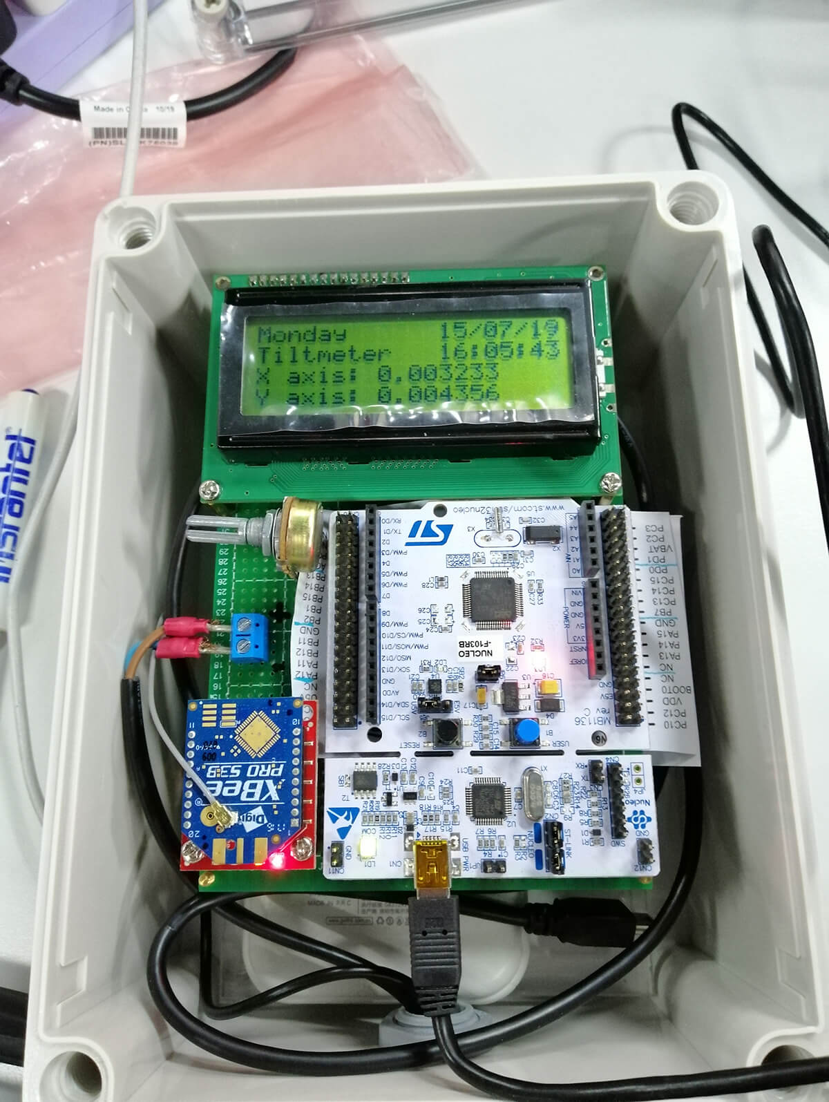 Internal circuitry and components of a tiltmeter device